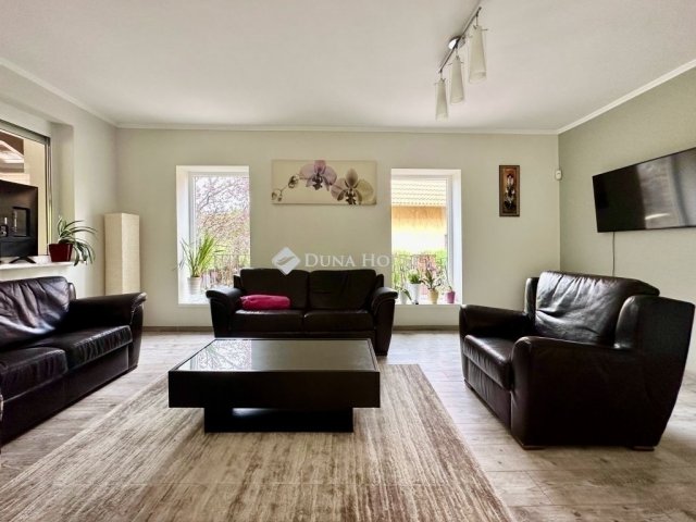 Eladó családi ház, Pécsett 250 M Ft, 9 szobás