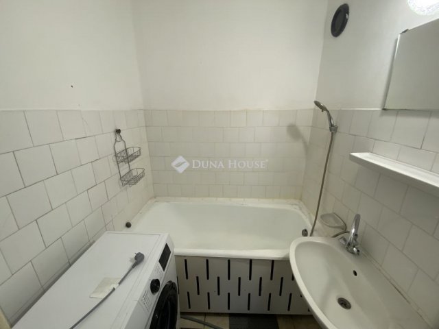 Eladó panellakás, Szegeden 57.9 M Ft, 3 szobás