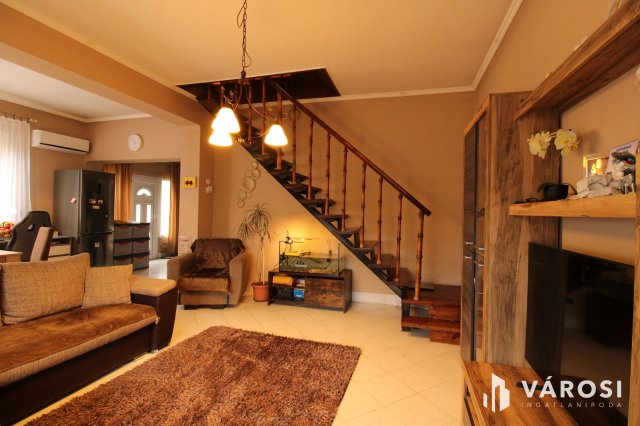 Eladó családi ház, Kunszentmiklóson 60 M Ft, 5 szobás