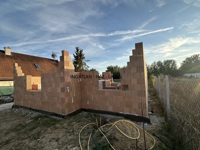 Eladó családi ház, Szadán 134.9 M Ft, 5 szobás