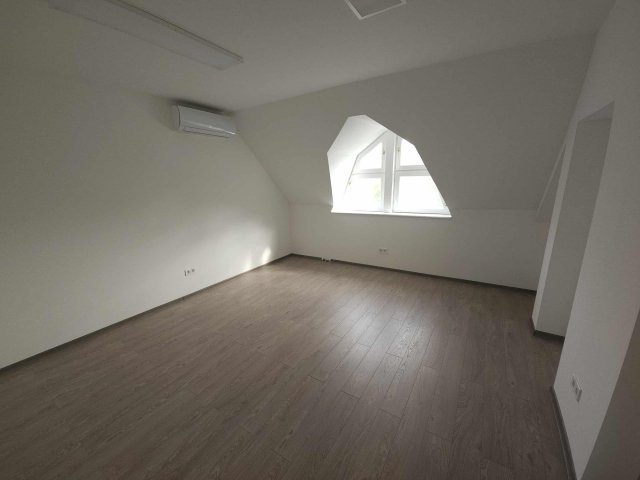 Kiadó iroda, Kecskeméten, Széchenyi téren 59 E Ft / hó