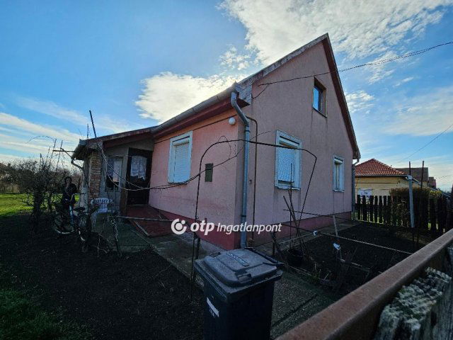 Eladó családi ház, Tiszaföldváron 21 M Ft, 2 szobás