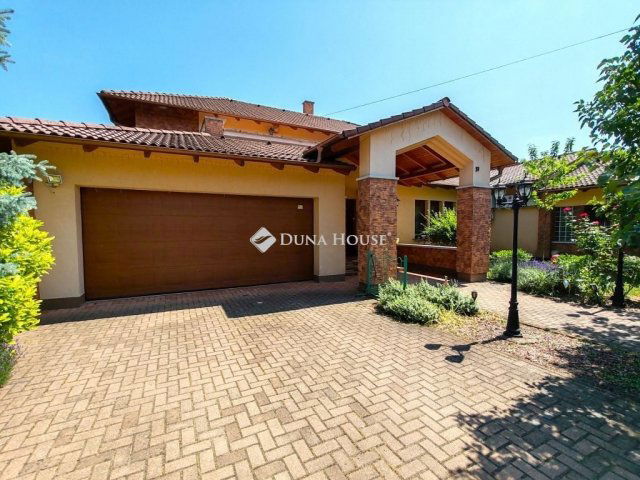 Eladó családi ház, Békéscsabán 200 M Ft, 9 szobás