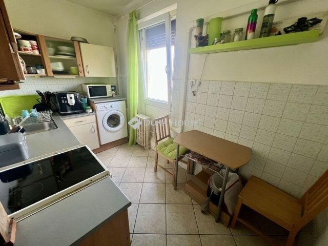 Eladó panellakás, Pécsett 37.99 M Ft, 2 szobás