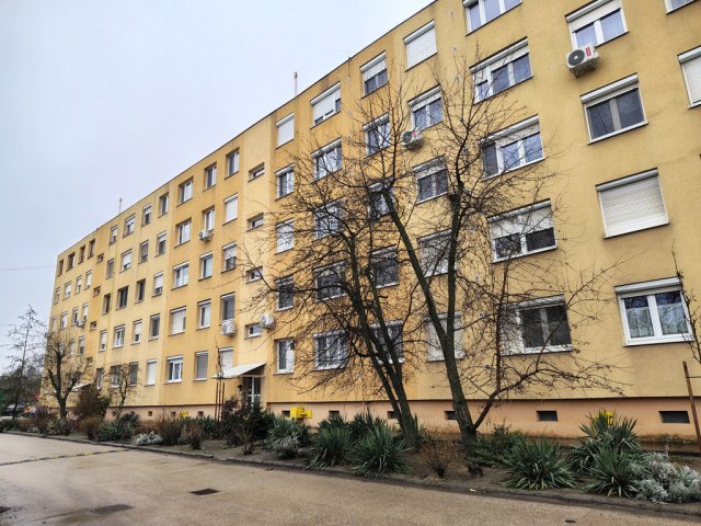 Eladó panellakás, Cegléden 46.9 M Ft, 4 szobás