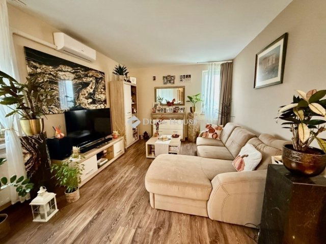 Eladó téglalakás, Pécsett 79.9 M Ft, 3 szobás