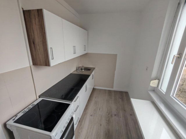 Kiadó panellakás, albérlet, Tatabányán 190 E Ft / hó, 3 szobás