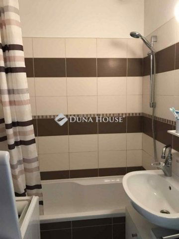 Eladó panellakás, Pécsett 63 M Ft, 2 szobás