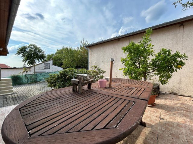 Eladó családi ház, Pécsett 139.9 M Ft, 7 szobás