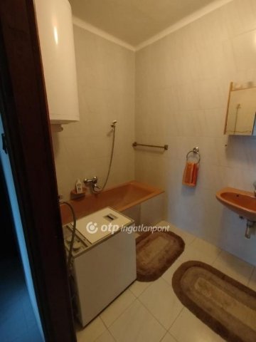 Eladó családi ház, Komlón 80 M Ft, 6 szobás