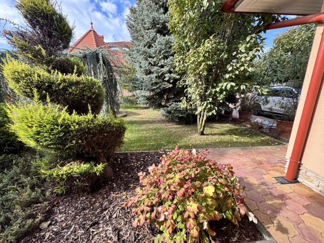 Eladó családi ház, Szegeden 420 M Ft, 6 szobás