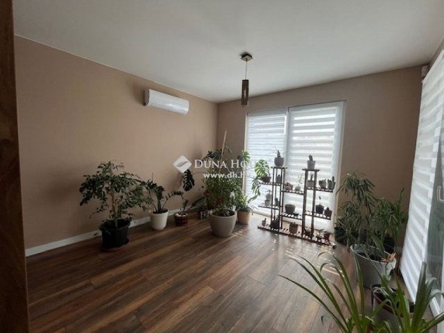 Eladó családi ház, Pécsett 144.5 M Ft, 4 szobás