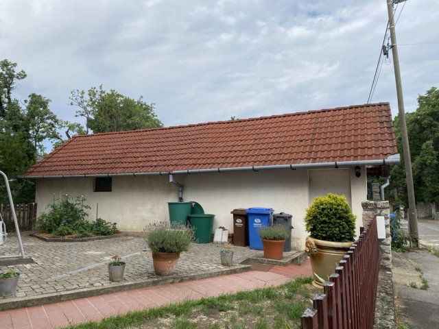 Eladó családi ház, Pécsett 220 M Ft, 7 szobás