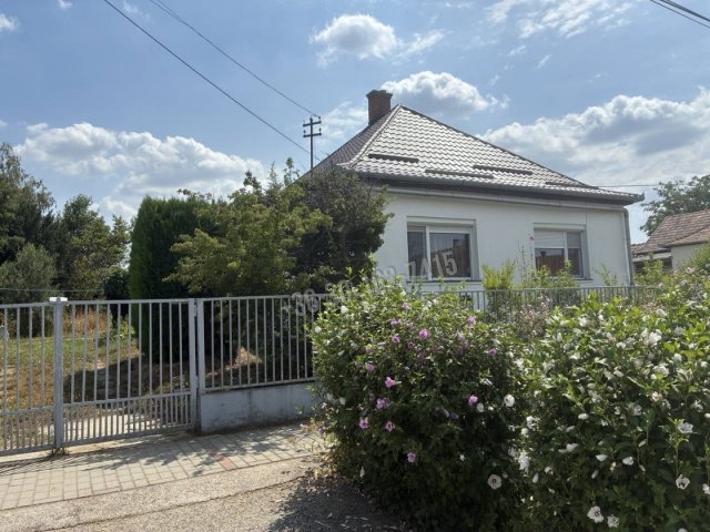 Eladó családi ház, Ságváron 59.9 M Ft, 3 szobás