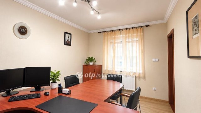 Eladó téglalakás, Dunaújvárosban 50 M Ft, 3 szobás