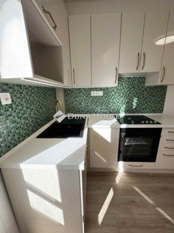 Eladó panellakás, Pécsett 51.9 M Ft, 3 szobás