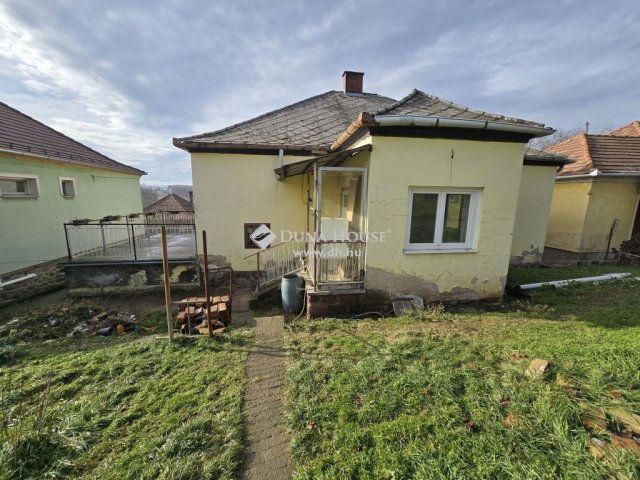 Eladó családi ház, Komlón 29.9 M Ft, 3 szobás