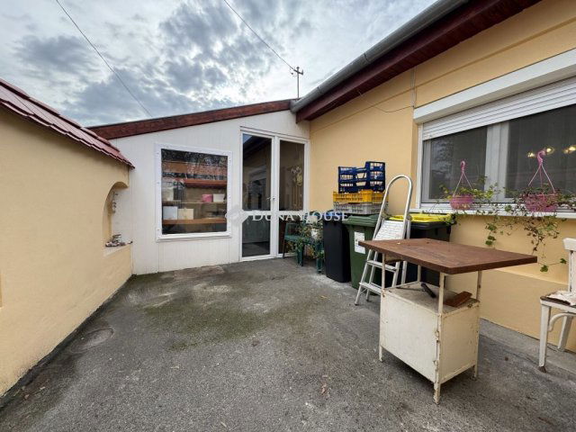 Eladó családi ház, Várdombon 32.8 M Ft, 2 szobás