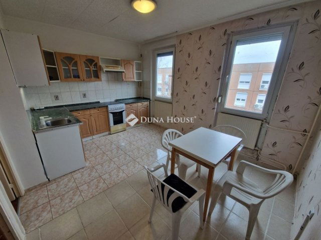 Eladó panellakás, Mohácson 32 M Ft, 3 szobás