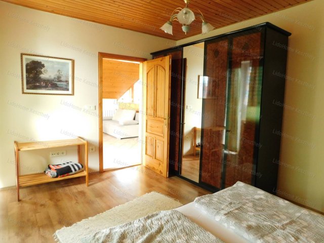 Eladó családi ház, Gyenesdiáson 180 M Ft, 12 szobás