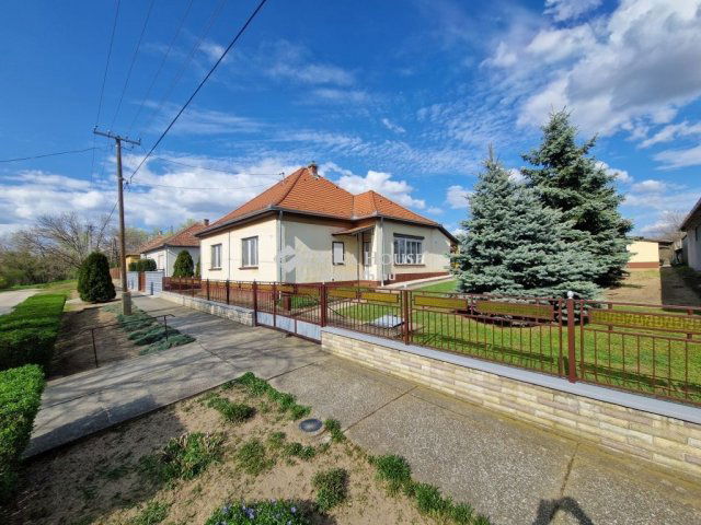 Eladó családi ház, Nagybaracskán 22.99 M Ft, 3 szobás