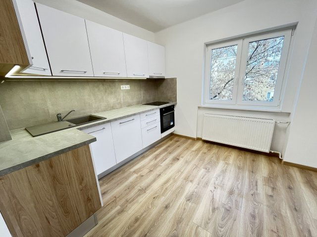 Eladó téglalakás, Győrött 65 M Ft, 3 szobás