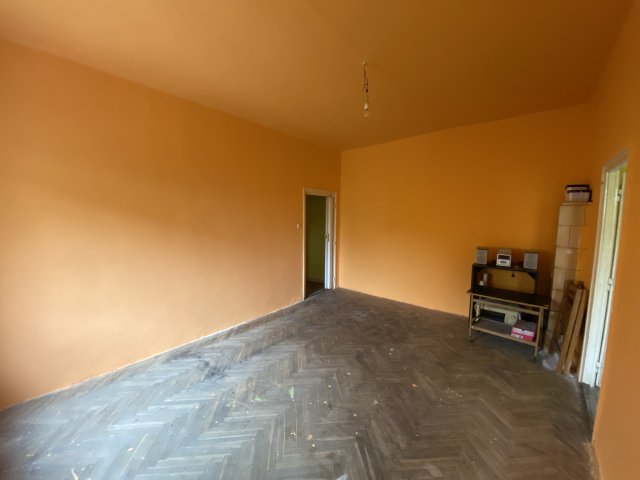 Eladó téglalakás, Komlón, Kazinczy Ferenc utcában 9.99 M Ft