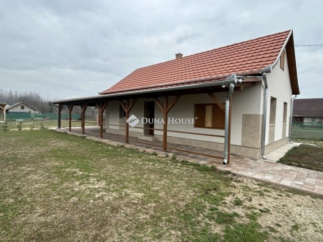 Eladó családi ház, Csemőn 48.5 M Ft, 3 szobás