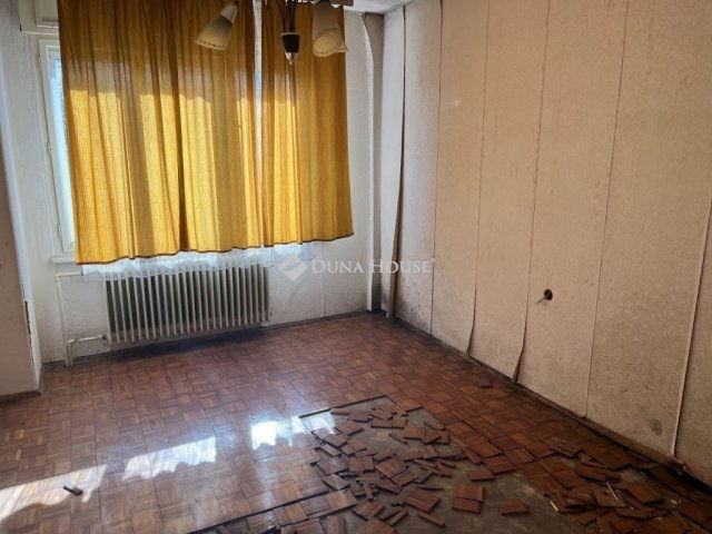 Eladó családi ház, Pécsett 72 M Ft, 3 szobás