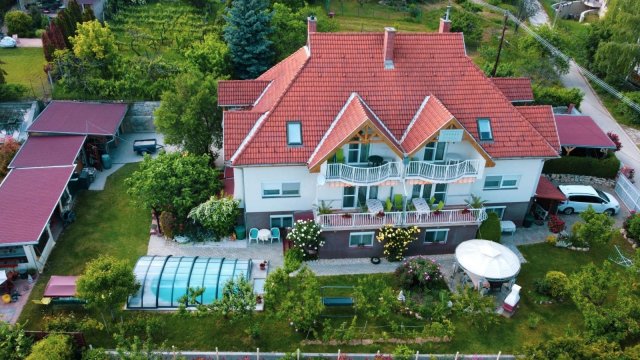 Eladó családi ház, Balatonfüreden 390 M Ft, 17 szobás