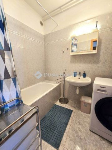 Kiadó téglalakás, albérlet, Pécsett 190 E Ft / hó, 3 szobás