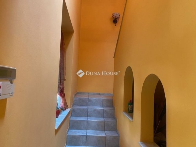 Eladó családi ház, Taksonyon 349 M Ft, 9 szobás