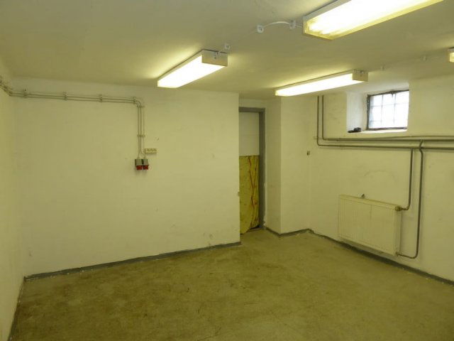 Kiadó ipari ingatlan, Pécsett, Szentlőrinci úton 30 E Ft / hó