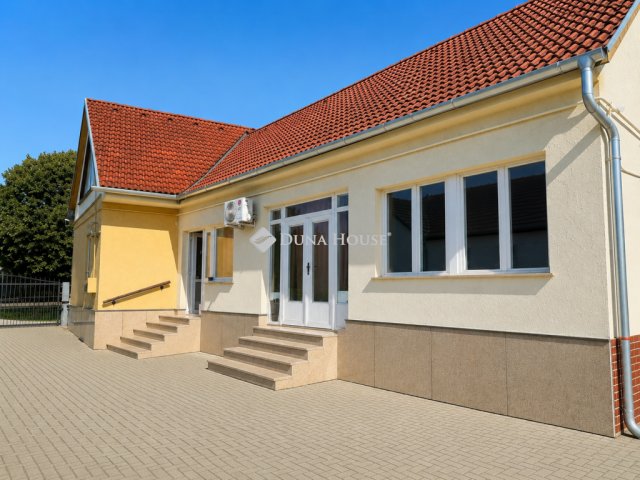 Eladó családi ház, Villányban 95 M Ft, 4 szobás
