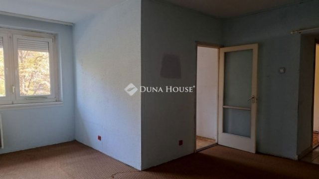 Eladó panellakás, Veszprémben 52.7 M Ft, 4 szobás