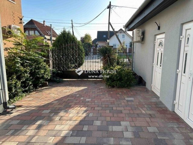 Eladó családi ház, Vecsésen 340 M Ft, 12 szobás