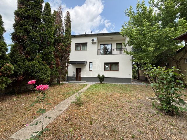 Eladó téglalakás, Komáromban 87 M Ft, 4 szobás