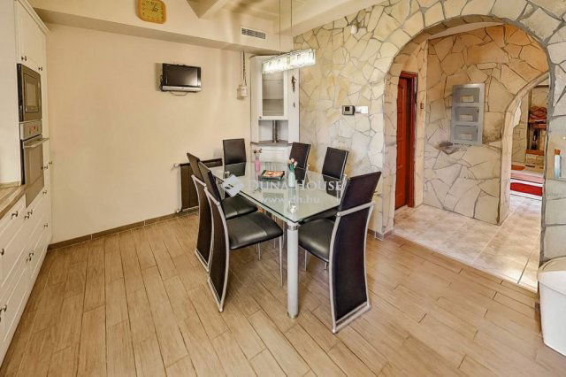 Eladó családi ház, Mendén 153 M Ft, 4 szobás
