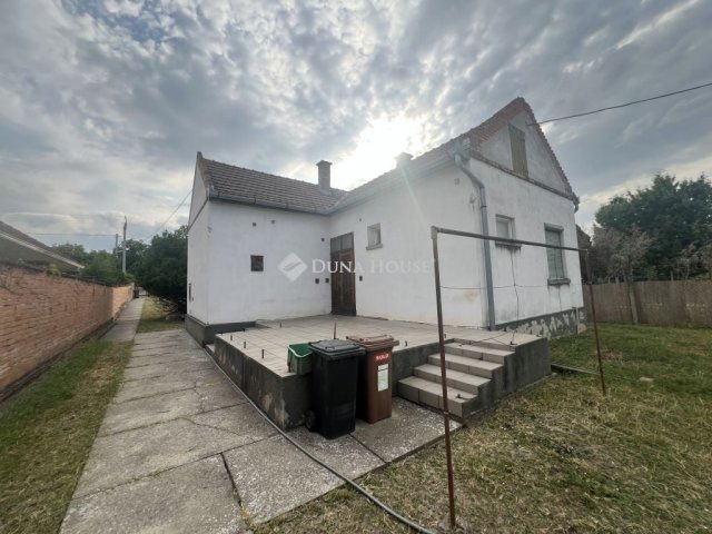 Eladó családi ház, Szegeden 130 M Ft, 3 szobás