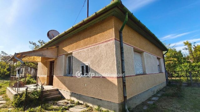 Eladó családi ház, Kenderesen 9 M Ft, 2+1 szobás