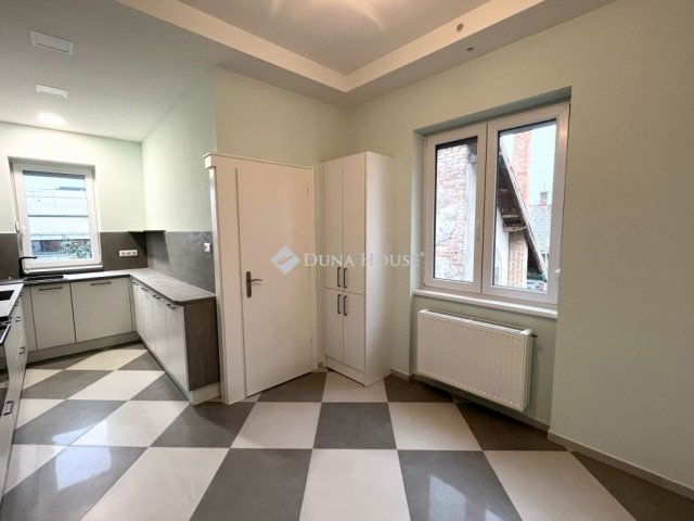 Eladó téglalakás, Szombathelyen 83.99 M Ft, 4 szobás