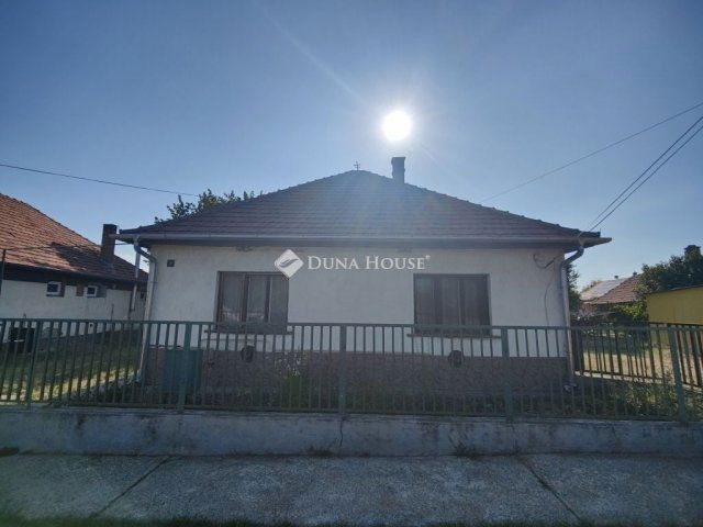 Eladó családi ház, Úrin 45.9 M Ft, 3 szobás