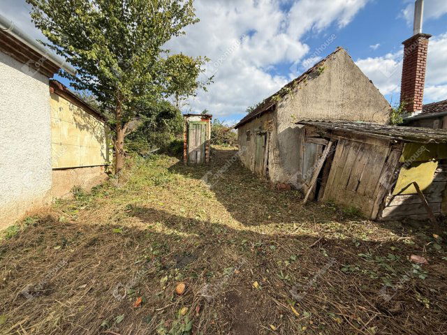 Eladó családi ház, Sárváron 9.7 M Ft, 2 szobás