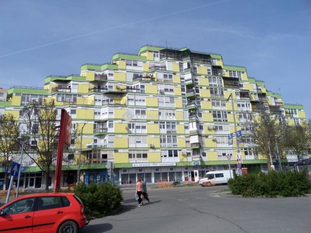 Eladó panellakás, Komlón 32.5 M Ft, 2 szobás