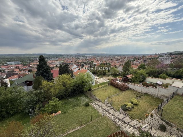 Eladó téglalakás, Pécsett, Hegyalja utcában 84.9 M Ft, 5 szobás