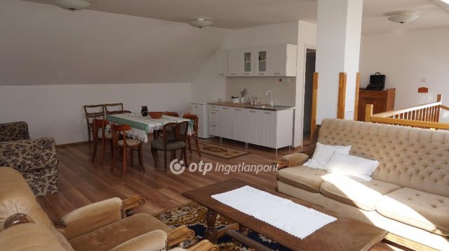 Eladó hotel, Gyöngyösön 396 M Ft, 23 szobás