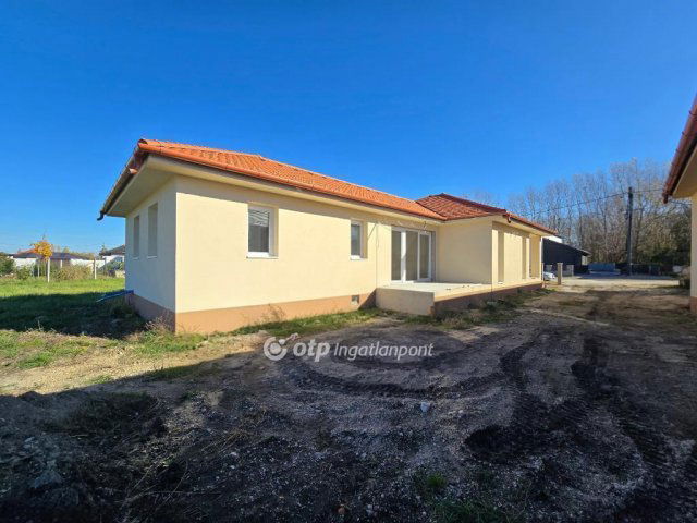 Eladó családi ház, Pápán 99.9 M Ft, 4 szobás