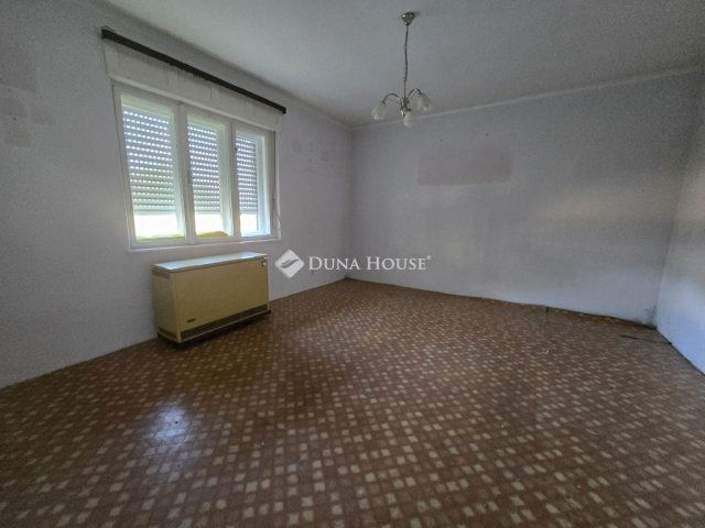 Eladó családi ház, Pécsett 26.9 M Ft, 3 szobás