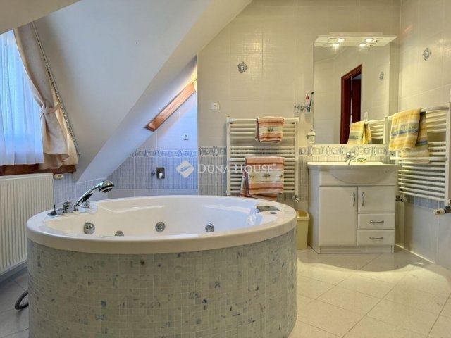 Eladó családi ház, Budakeszin 169.9 M Ft, 5 szobás