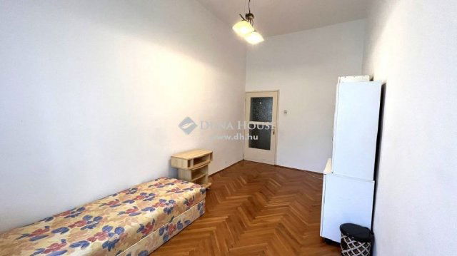 Eladó téglalakás, Szombathelyen 60 M Ft, 4 szobás